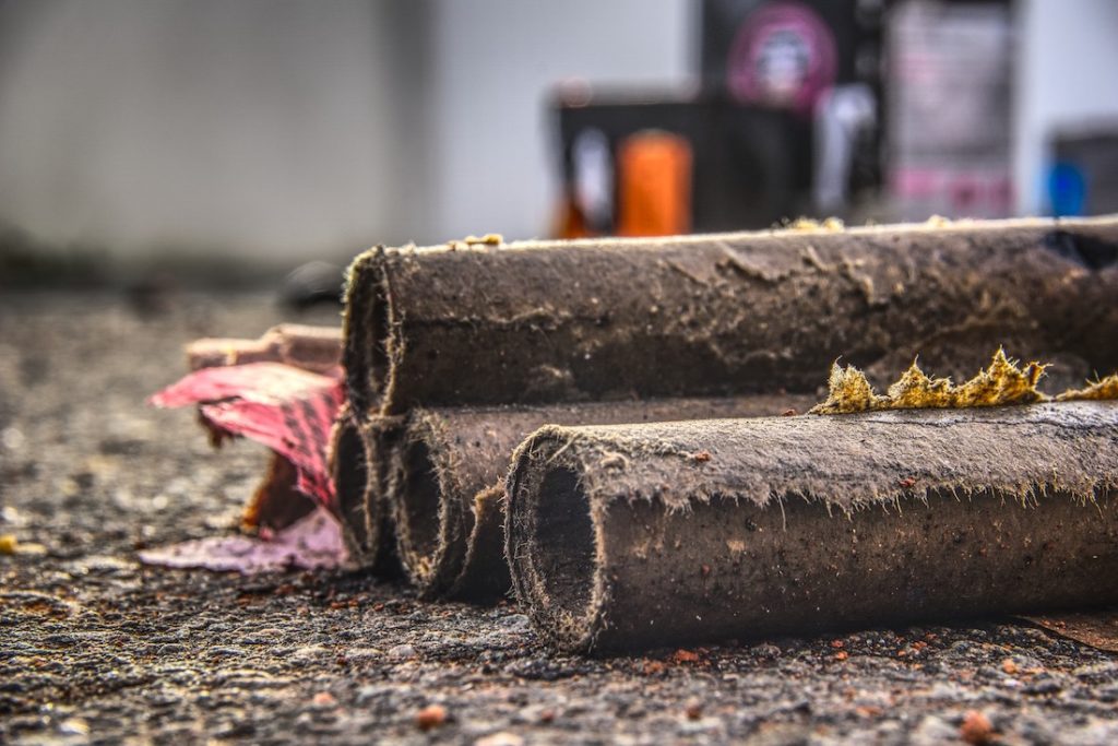 Debatte um Silvester-Böller Einige Städte in Deutschland machen es bereits vor und haben für dieses Jahr das umfangreiche Abbrennen von Feuerwerkskörpern verboten. Auch Berlin wollte sich in diesem Jahr um dieses Thema kümmern, zumindest wurde es schon im Frühjahr viel diskutiert. Getan hat sich bisher allerdings eher wenig, die taz hat in einem Betrag noch einmal bei den zuständigen Politikern nachgehakt. Denn die rot-rot-grüne Koalition hätte sich einem Verbot längst annehmen können, bringt nun aber erst kurz vor Jahresende einen Entwurf ein, der es den Bezirken möglich machen soll, den Verkauf von Böllern einzuschränken. Dabei gibt es jedoch eine rechtliche Hürde, die dem Unternehmen direkt im Weg steht, denn das Sprengstoffgesetz ist eine Sache des Bundes und fällt somit gar nicht in den Arbeitsbereich der Bezirke. Ein großflächiges Verbot wird es in diesem Jahr also wohl nicht geben, vielleicht schafft man es ja vor dem nächsten Silvester ein wenig früher an das Thema heranzugehen.