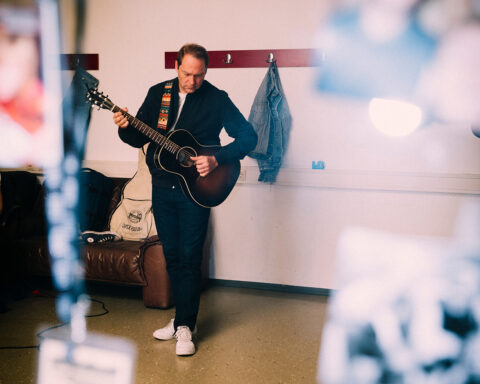 Thees Uhlmann, Ex-Tomte Frontmann, a man playing a guitar