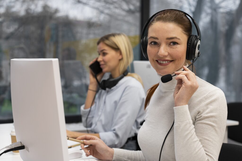Service Mitearbeiterin im Callcenter