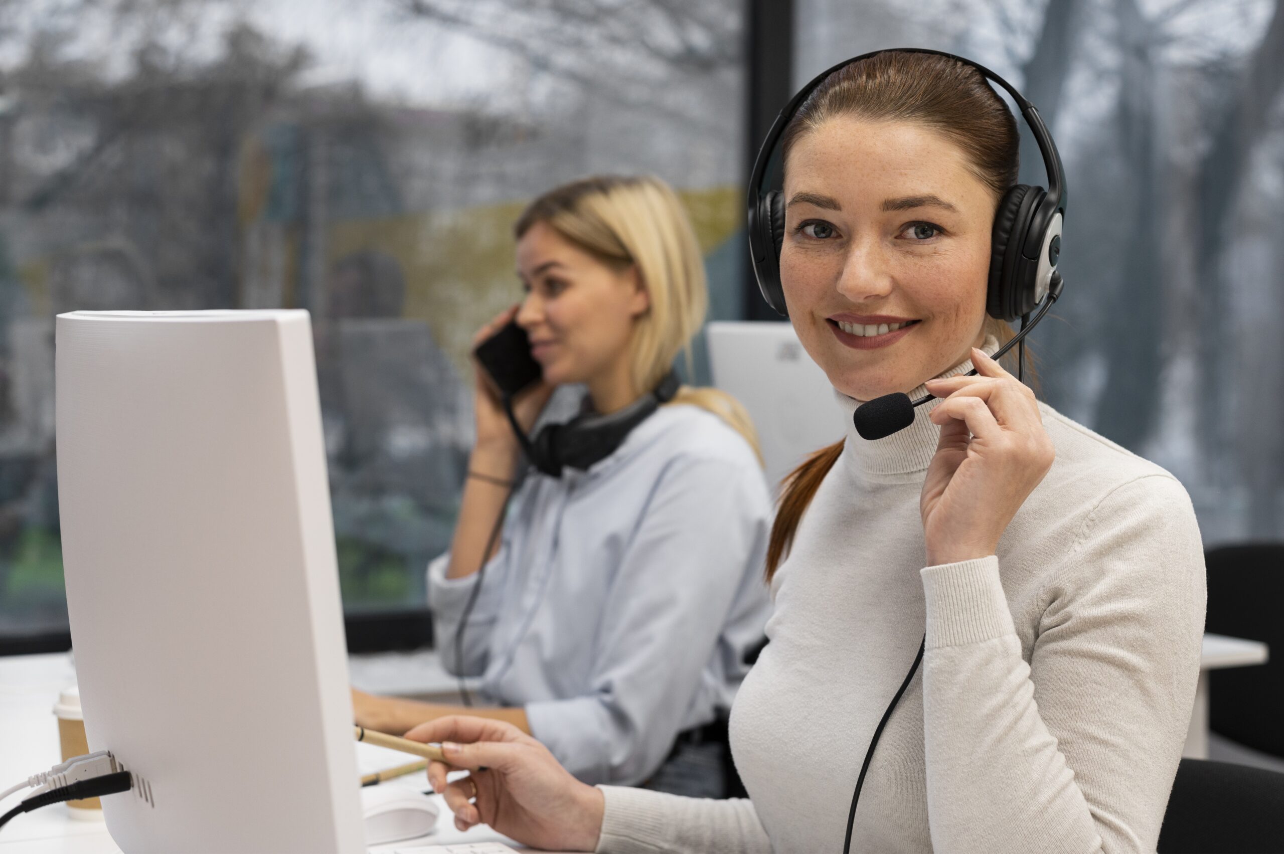 Service Mitearbeiterin im Callcenter